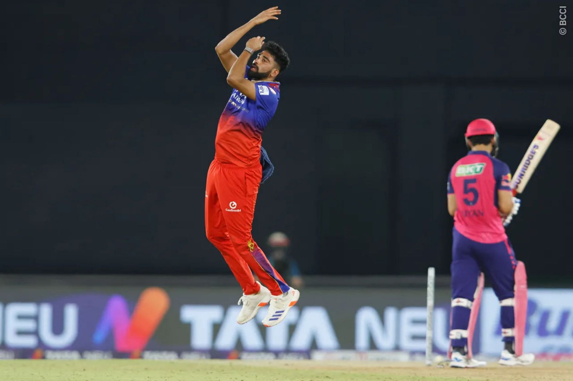 Mohammed Siraj’s twin strikes gave RCB hope late in the contest. (Image Credit: BCCI/ iplt20.com)